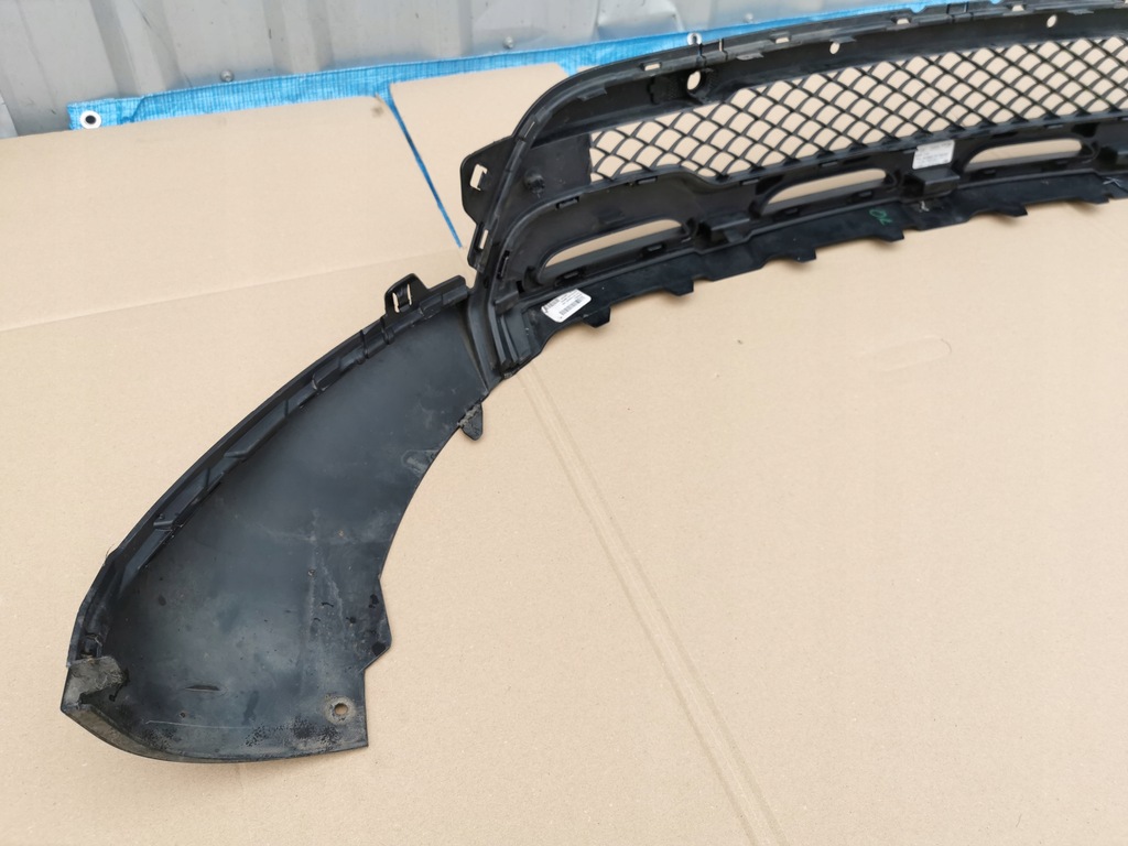 фото №10, Mercedes glb w247 x247 19-23 решётка средняя бампера передний спойлер