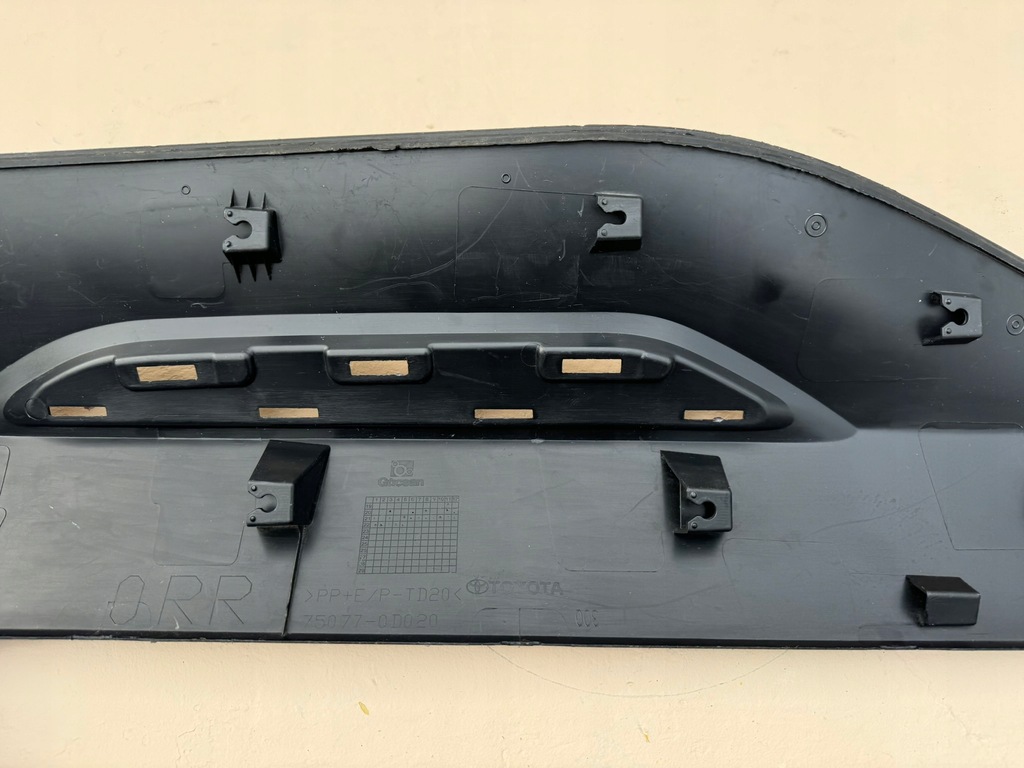 фото №10, Toyota yaris cross 20r- молдинг дверь правый задняя правое задние 75077-0d020