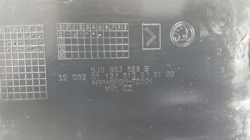 Skoda оригинальный номер 5j0853668b решётка радиатора в Украине