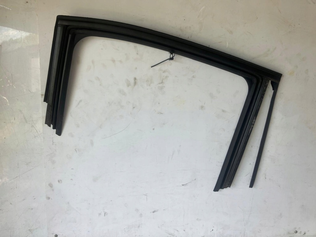 фото №1, Рамка прокладка дверь правый задняя citroen c3 iii 9813202080