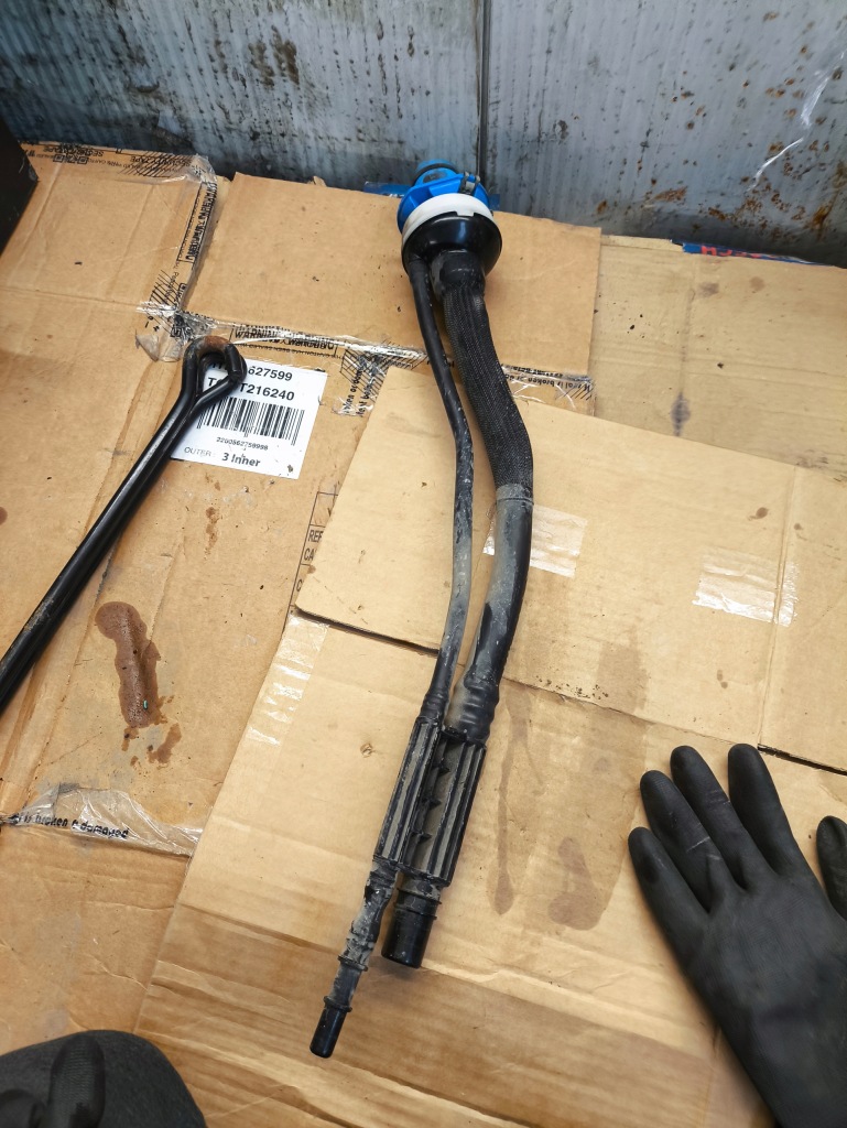 фото №1, Ford transit трубка заливна горловина рідина adblue ford transit mk8 lift f27437 ?