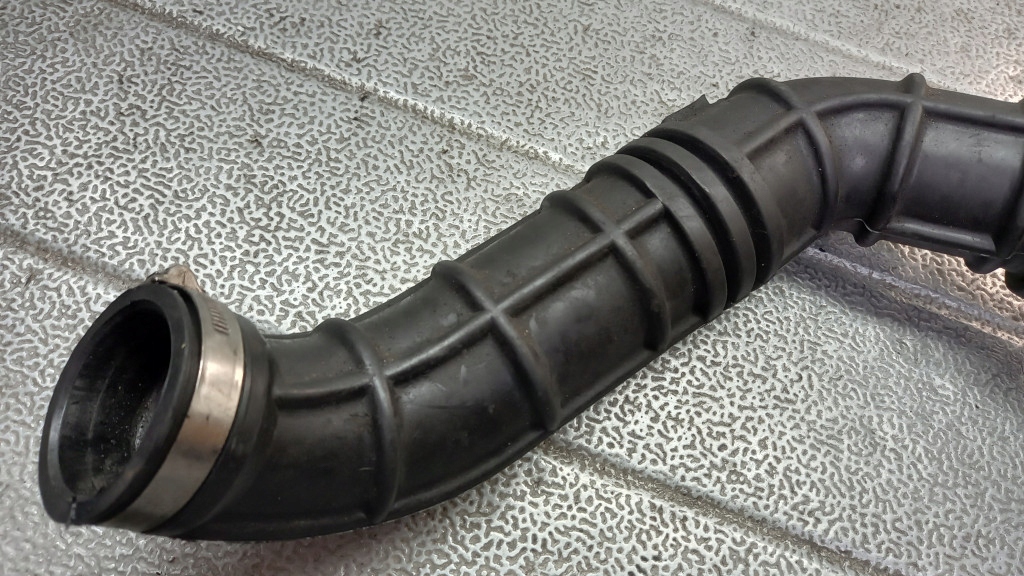 фото №5, Труба воздуха volvo v40 1.9td mb957388