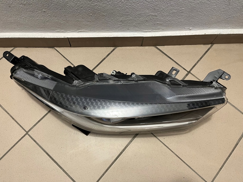 Купити Фара передня передні  права toyota yaris iv 4 full led 20-