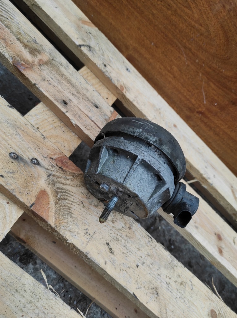 фото №5, Подушка двигуна кронштейн audi a6 c5 4.2 4b3199379b