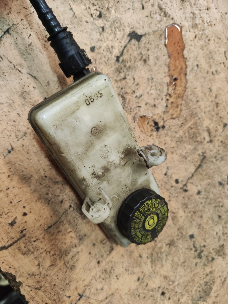 фото №1, Citroen c4 i 1.4 16v бачок жидкость тормозной