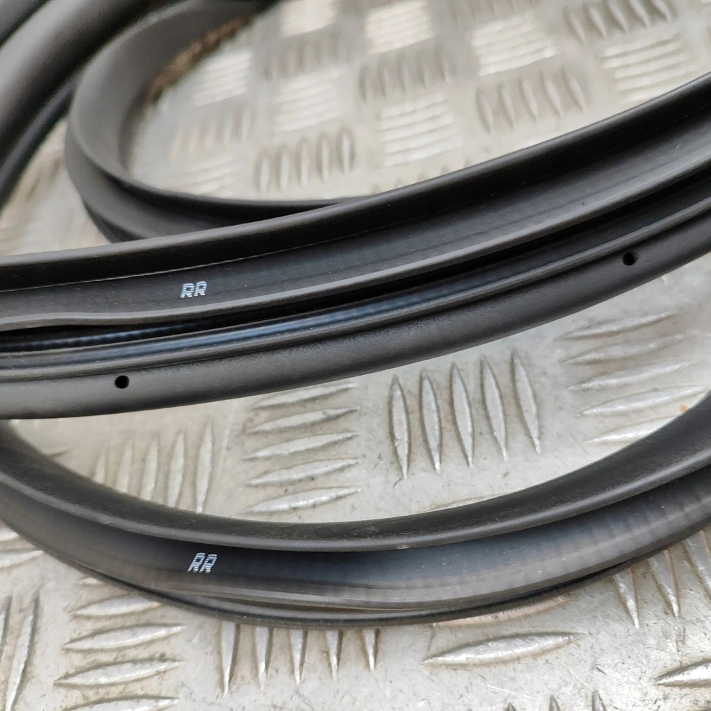 фото №7, Kia ev6 2023 правая сторона резиновый прокладка дверь задних