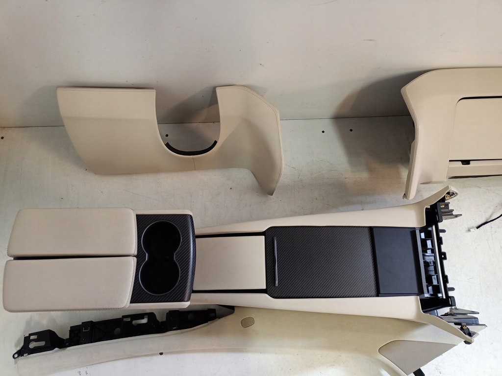 фото №4, Tesla x салон світлий пластики стійки стеля