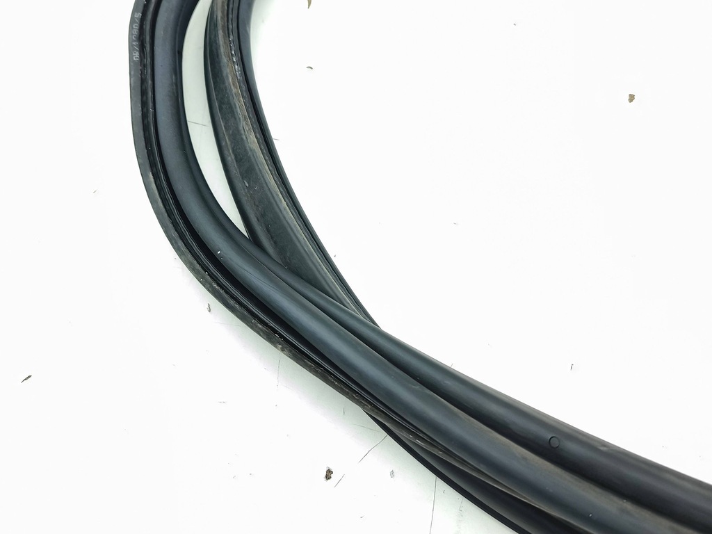 фото №5, Porsche 911 996 2001 прокладка кришки багажника