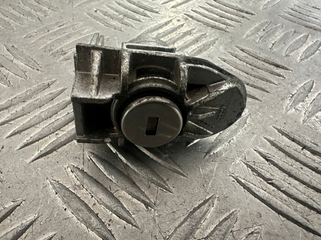 Ford fiesta mk7 вкладка замка Ціна