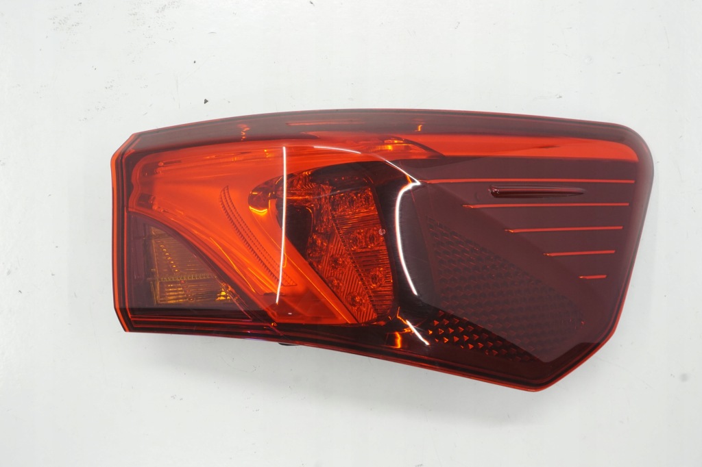 Купить Toyota avensis t27 рестайлинг  t29 седан фара правый задний  led 81550-05300