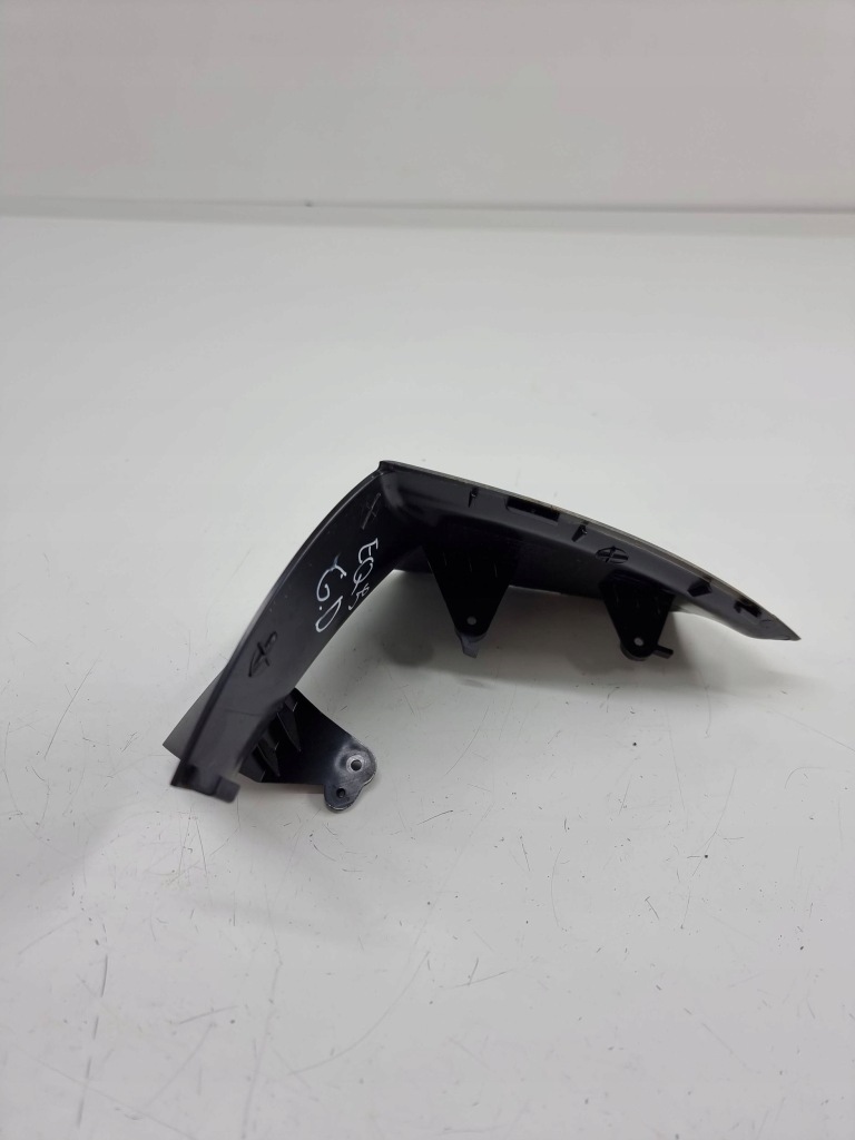 Mercedes-benz eqa 2023 задний  сторона правая молдинг под фара задняя в Украине