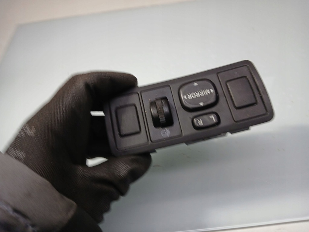 фото №6, Toyota avensis t250 2004 кнопка регулювання дзеркал бокових
