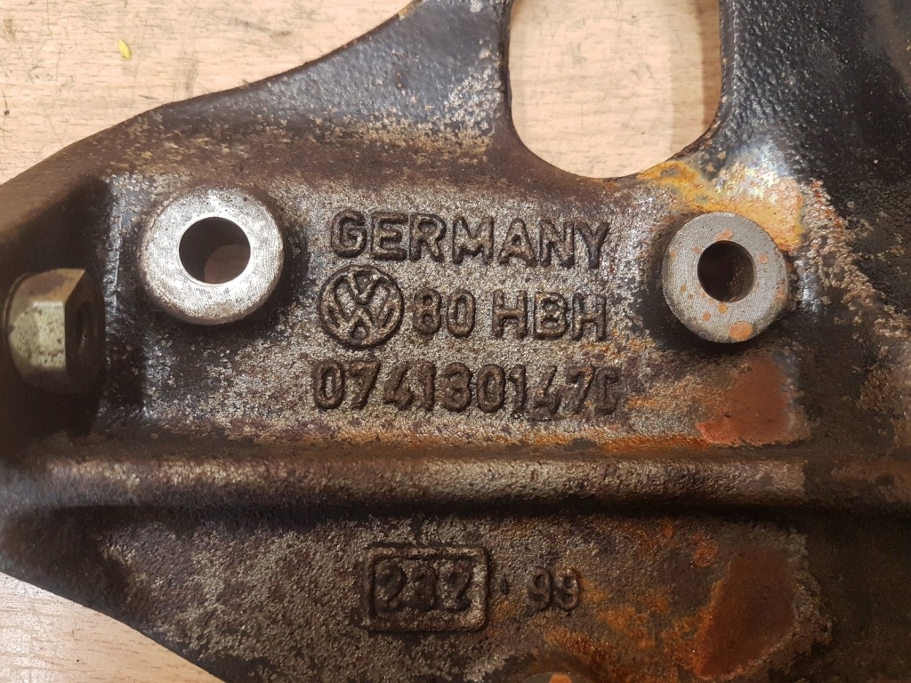 фото №3, Кронштейн насоса впрыска volvo s80 2.5 tdi