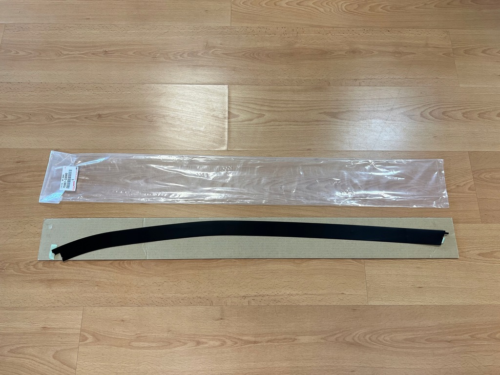 фото №1, Toyota camry 17- наклейка дверь правый задняя nowa