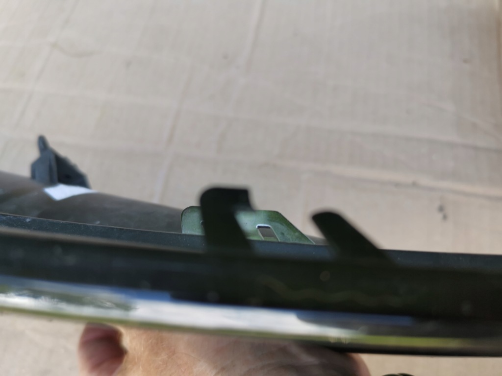 Hyundai i30 рестайлінг  решітка бампера права 86564-g4520 Недорого