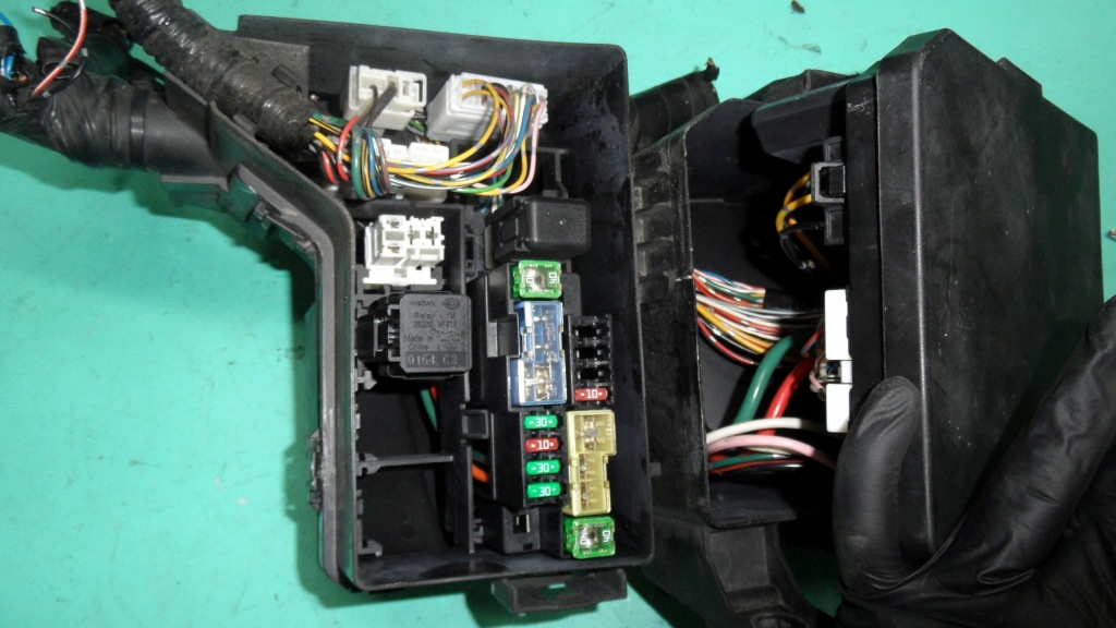 Qashqai 1 j10 рестайлинг  1.5 dci 10r коробка предохранителей 24383jd00a 284b7jd00b Киев