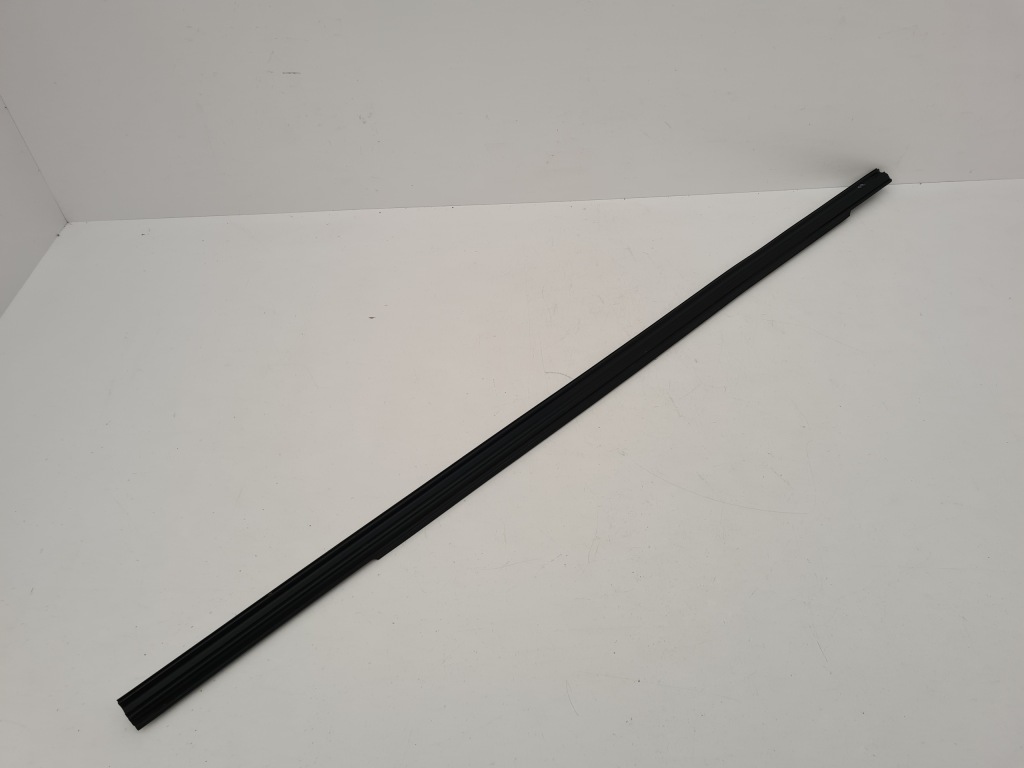 фото №1, Молдинг уплотнитель правый перед mercedes gle w167 a1677200801