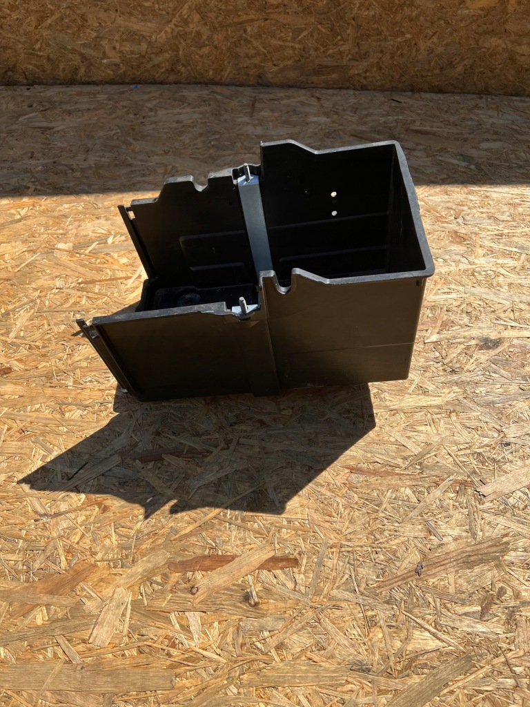 Купити Корпус акумулятор ford оригінальний номер am51-10723-af