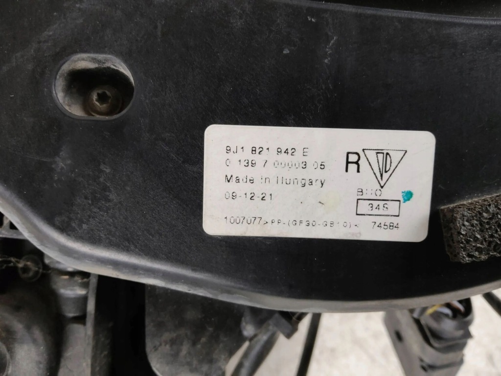 2022 porsche taycan 9j1 кришка роз'єм заряджання 9j1821942e Зі Шроту