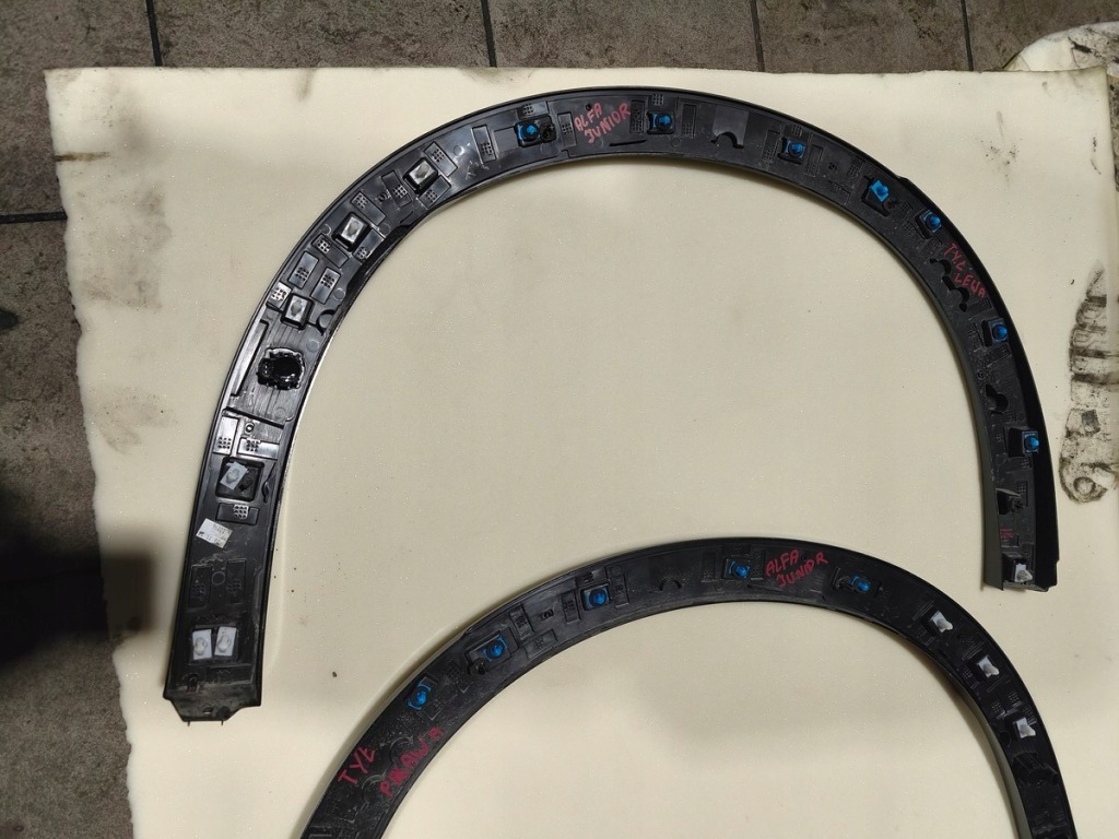 Alfa romeo junior молдинг крыла задний  левая 156174105 правая 156174102 в Украине