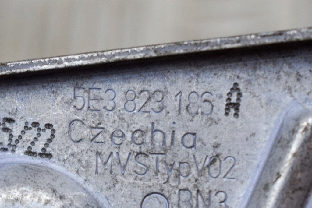 фото №6, Skoda octavia mk4 nx 1.0 tsi капот капот правая hak безопасности 5e3823186