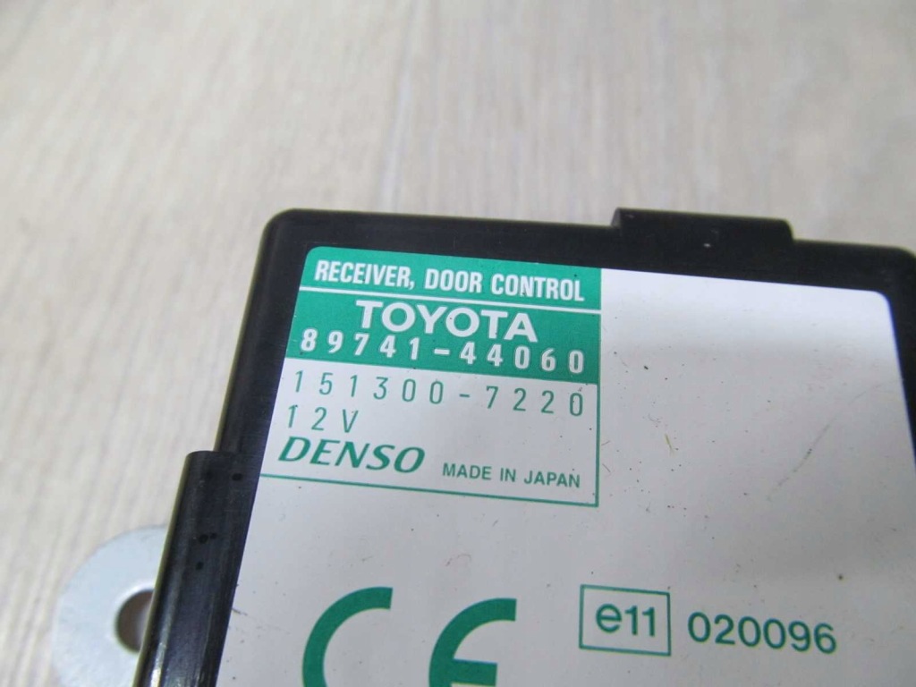 Toyota avensis verso модуль блок керування замка 89741-44060 01-09 Зі Шроту
