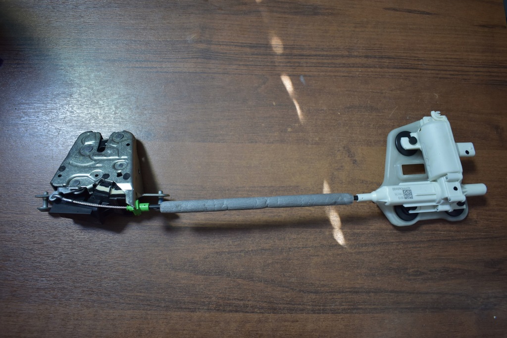 фото №1, Idealny kpl. замок доводчик крышки задняя mercedes w167 1