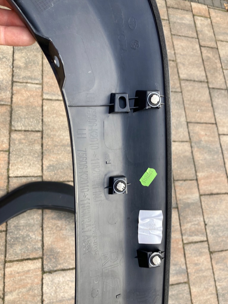 фото №9, Toyota yaris cross молдинг na крила задня lh