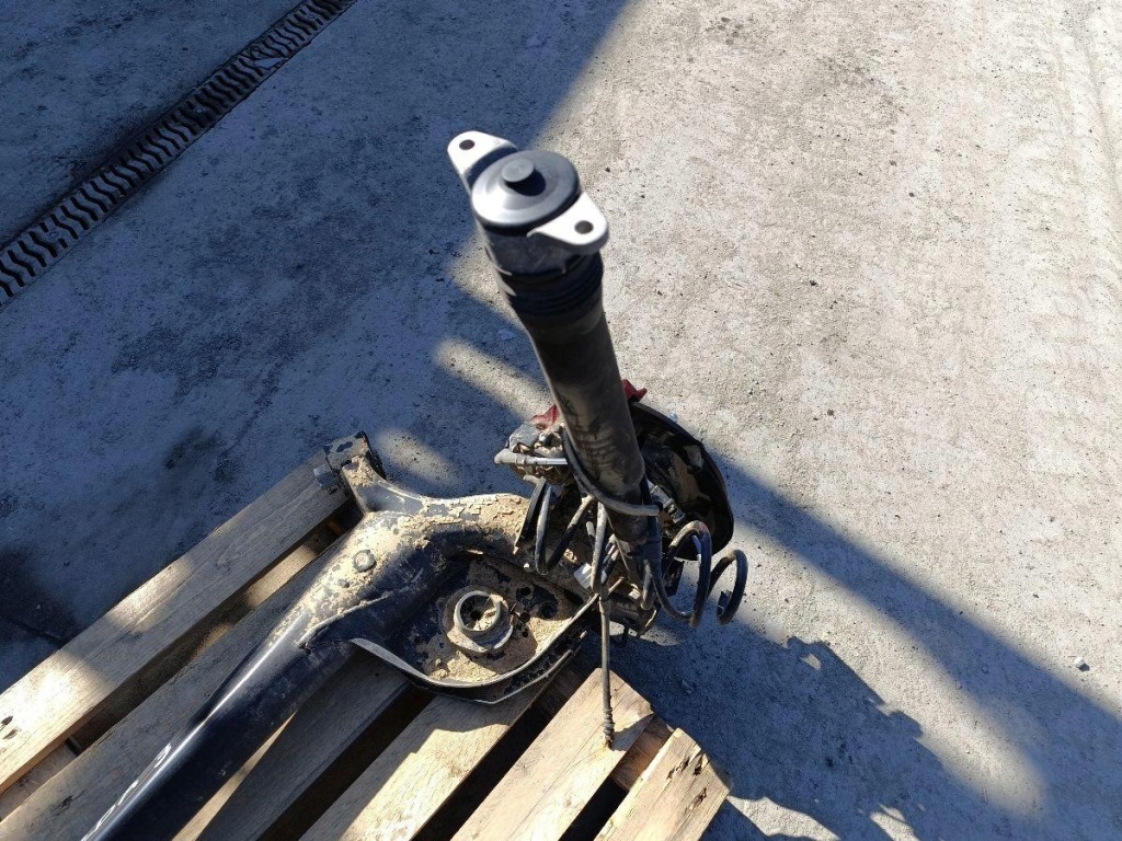 Mazda 3 iv hb вісь  підвіска задній 2.0 гібрид Зі Шроту