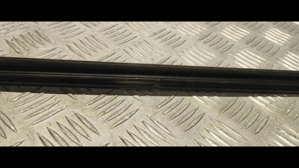 фото №10, Bmw f21 молдинг стекло правая