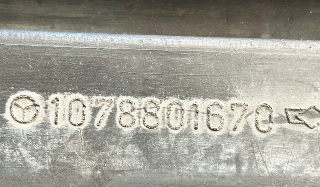 Резиновый элемент бампера правый перед mercedes w107 107 r107 Доставка