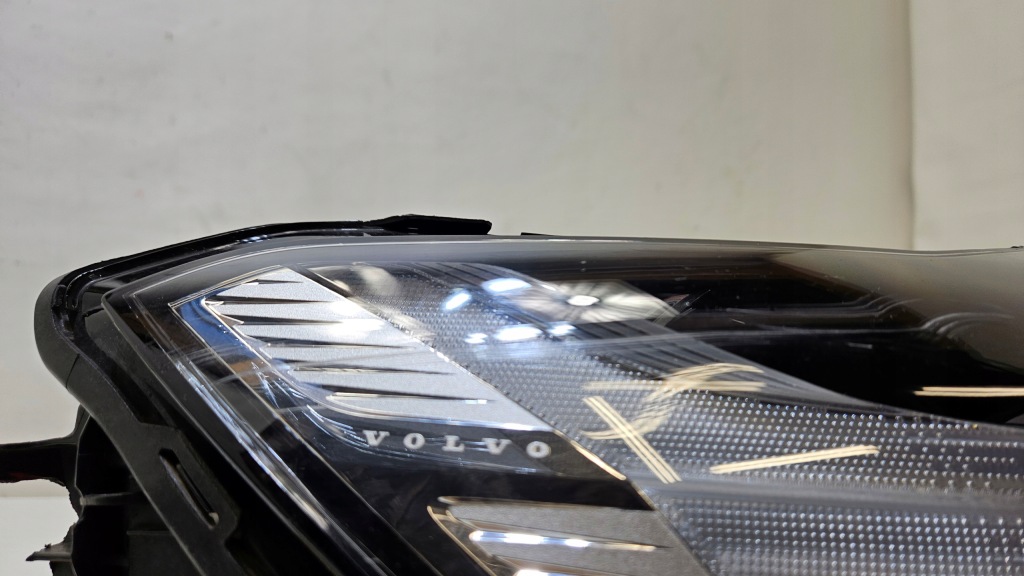 Фара перед передняя правый  volvo xc60 2 рестайлинг  full led 32337383 с Разборки