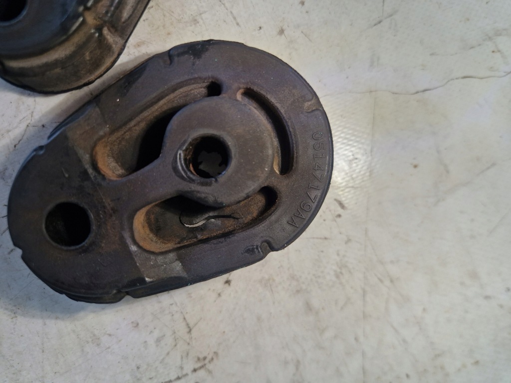 Dodge durango grand cherokee wk2 кронштейн резиновый элемент кронштейн глушителя 05147179aa в Украине