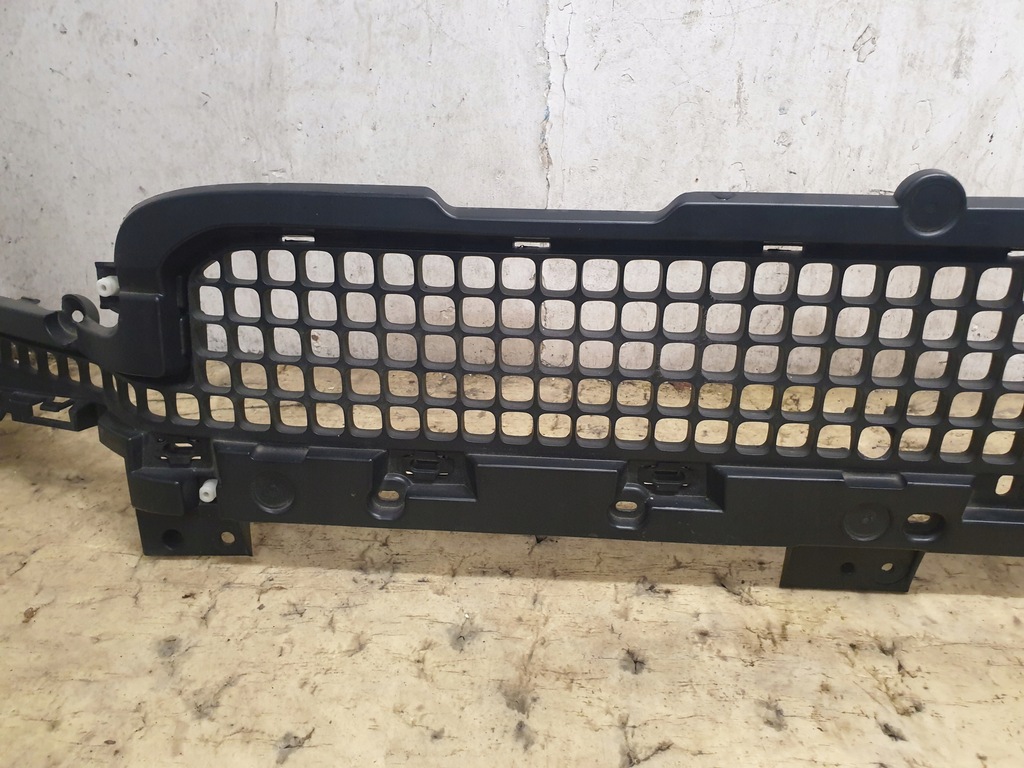 фото №4, Land rover defender оригінальний номер l8b2-17f791-a решітка середня бампера перед