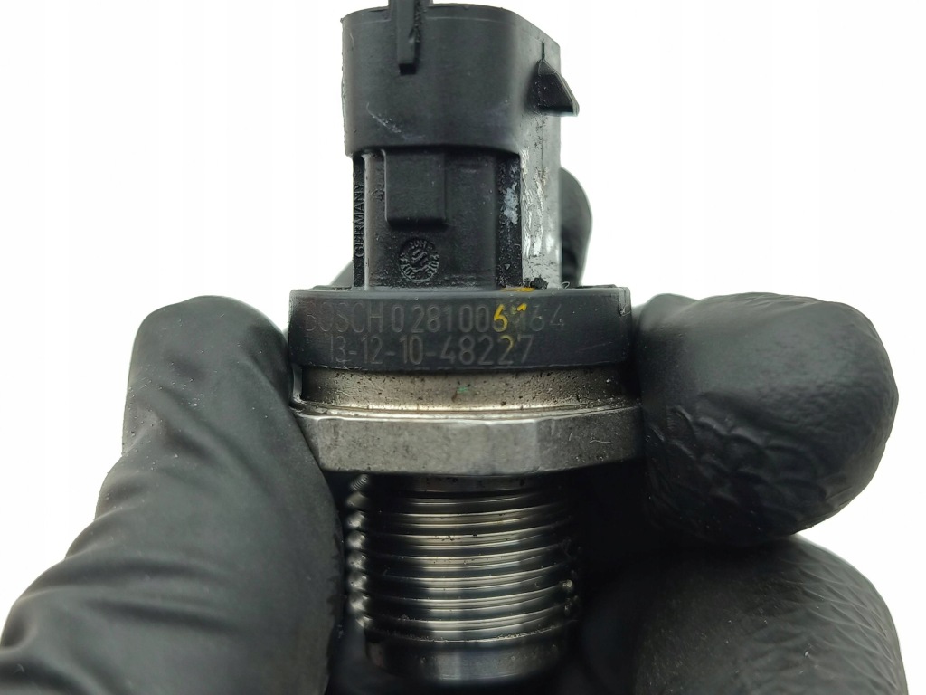 Jeep cherokee 2014 датчик давления топливной  0281006164 Недорого