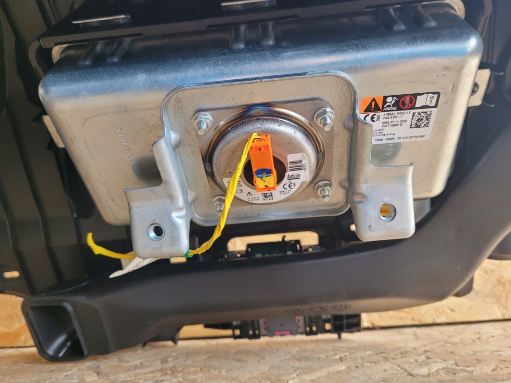 фото №16, Toyota yaris iv 4 приборная панель приборная консоль приборная панель подушка безопасности ремни оригинал fv