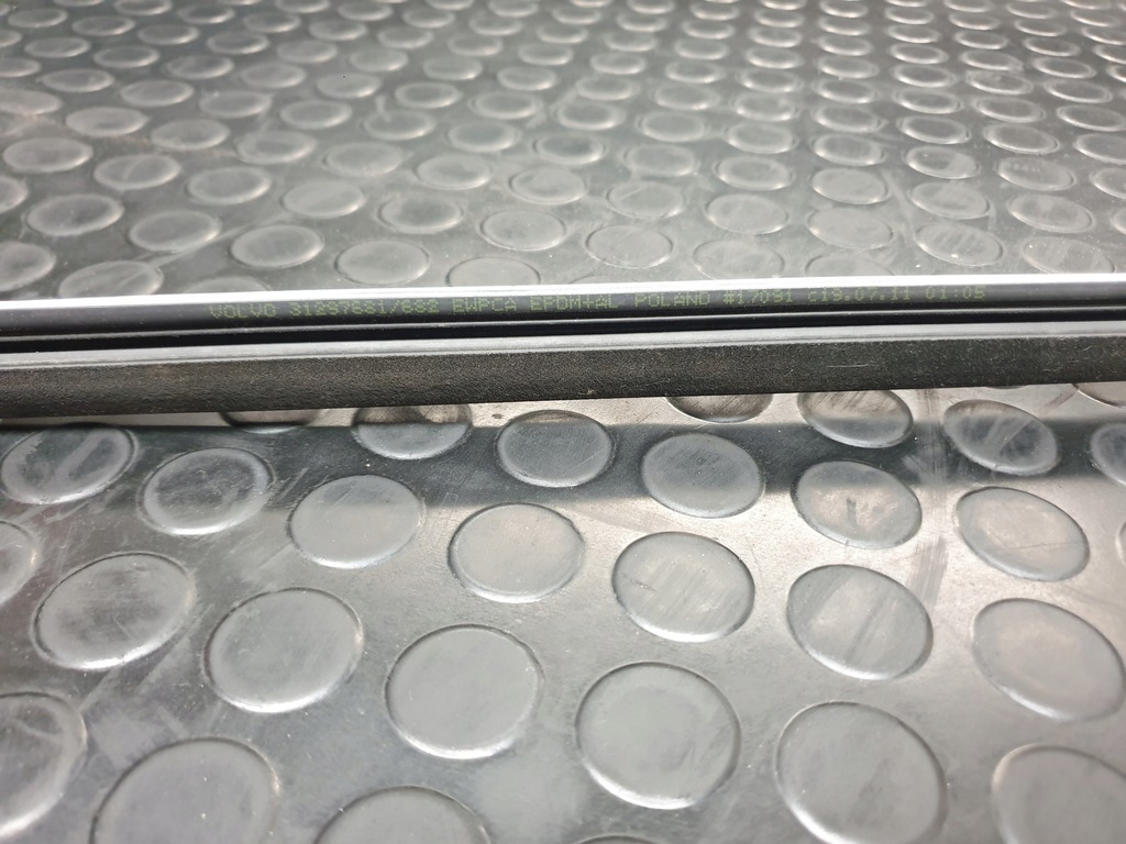 фото №16, Volvo xc60 i молдинг уплотнитель стекло задний левый левый задняя хром