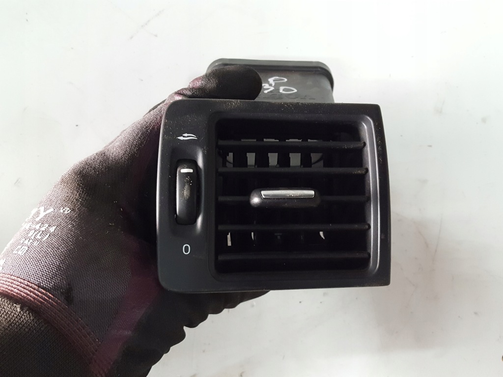 фото №1, Volvo c30 lift 10-12r решётка обдув правая