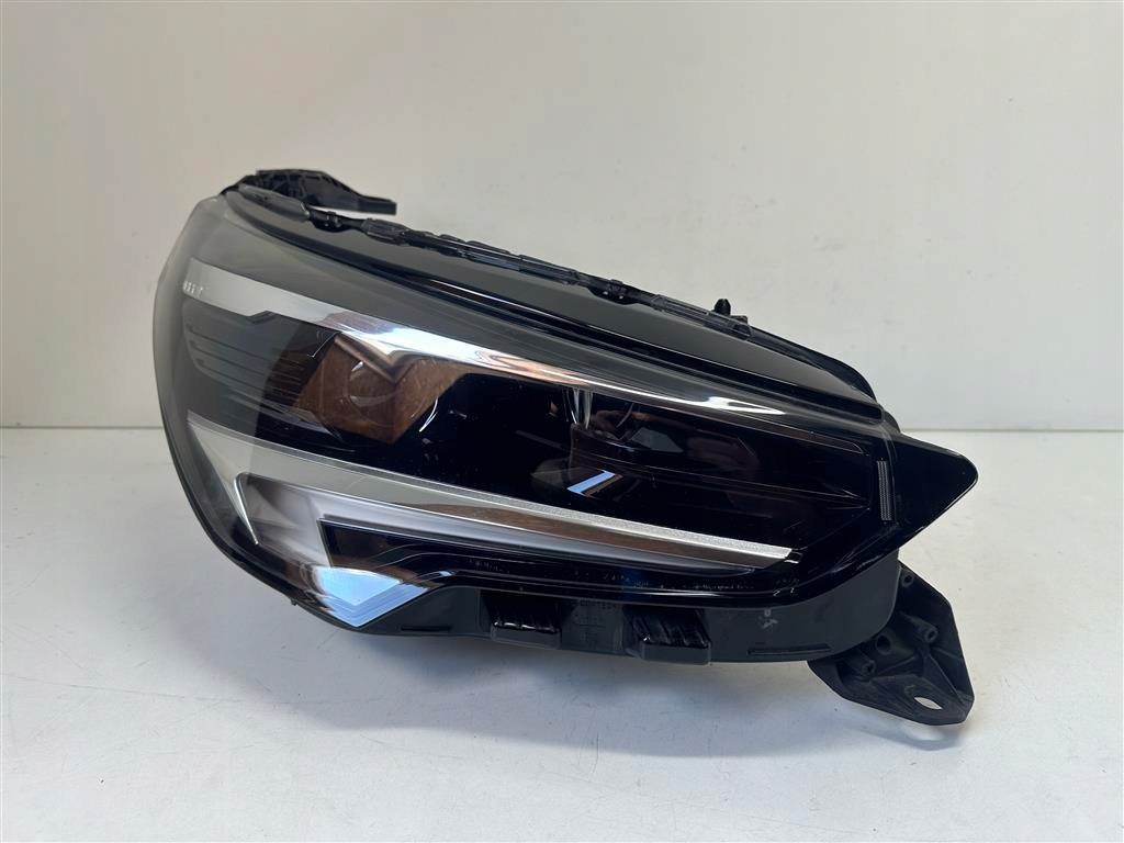 фото №1, Opel corsa f 20r+. правая лампа перед full led.eur
