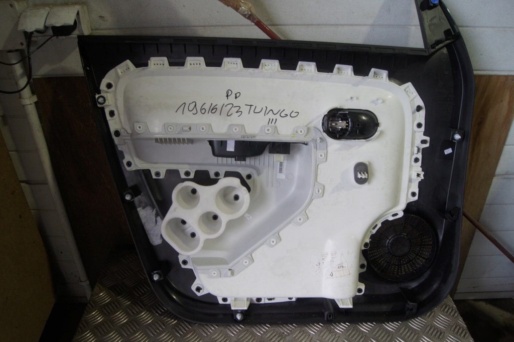 Купить Обшивка дверь правый перед twingo iii 156105411