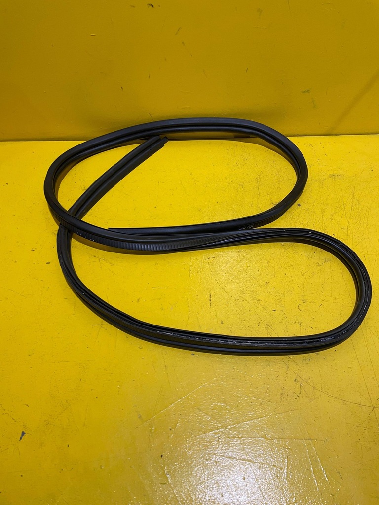 фото №1, Ford fiesta - прокладка крышки багажника