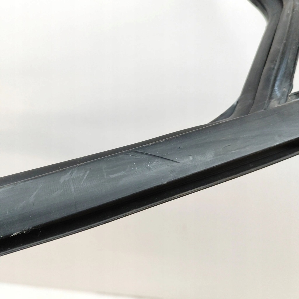 фото №6, Ford mustang mach-e 2020 права сторона гумовий прокладка двері задніх