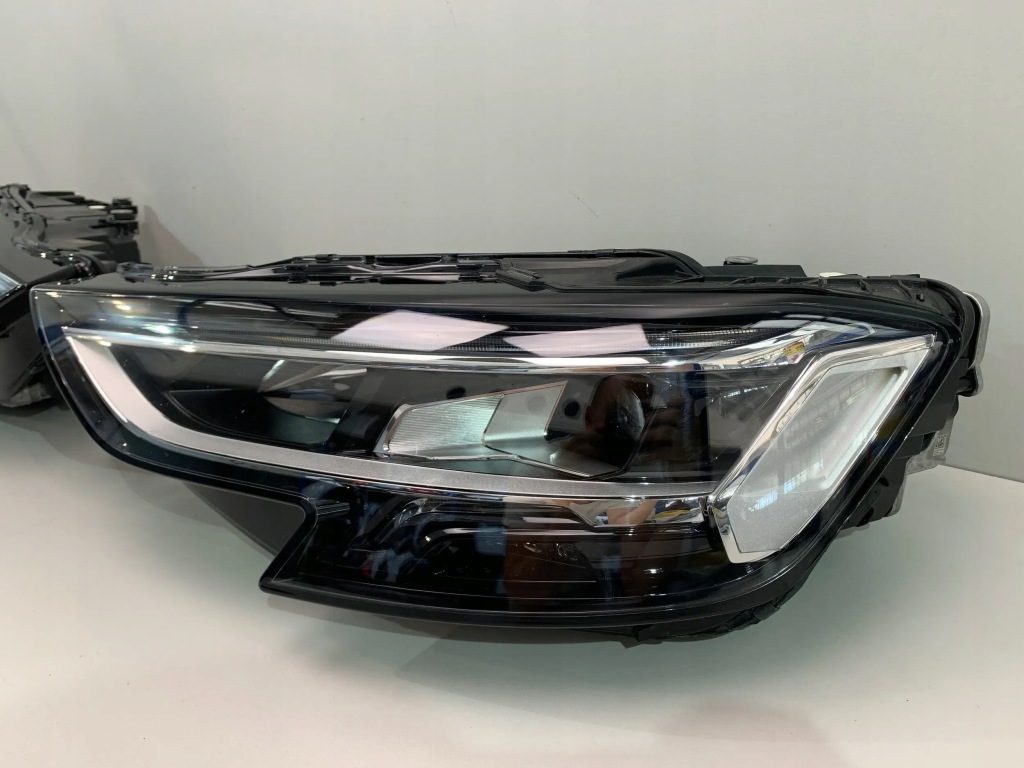 Audi a8 d5 рестайлінг  ліхтарі  перед full led ідеальне комплект uk Недорого