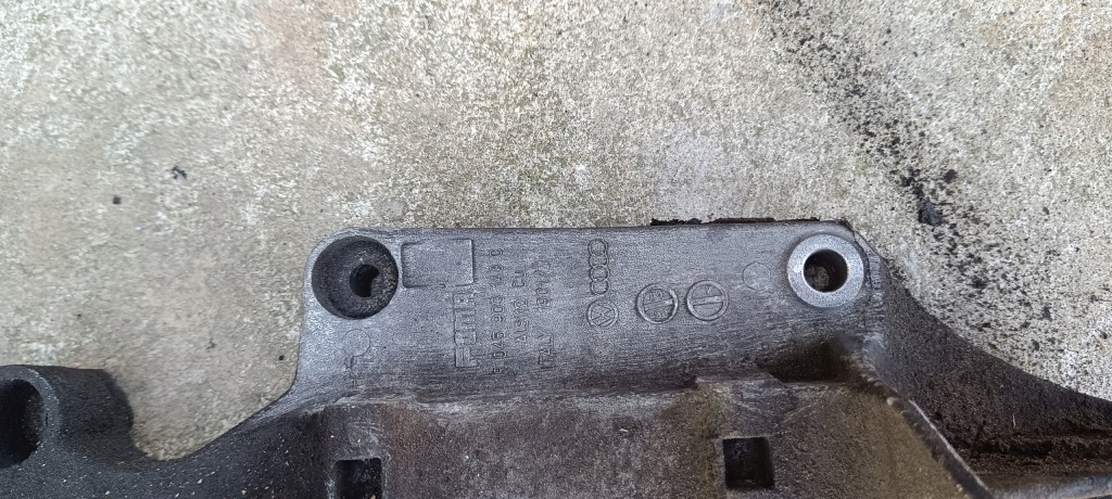 Кронштейн генератора vw audi skoda seat r045903143c Оригинал