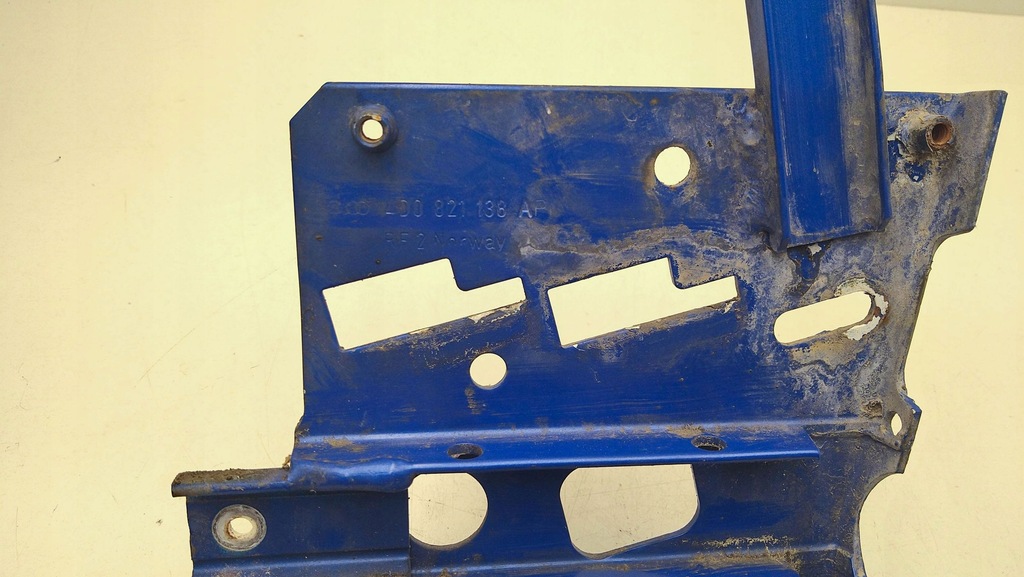 фото №8, Audi a8 s8 d2 4d 2001 кронштейн / кронштейн крыла передний