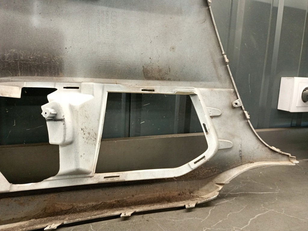 8x0807437 уголок бампера ewy перед audi a1 белый Оригинал