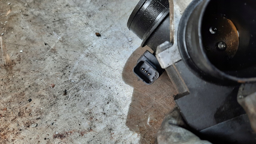 фото №6, Дроссельная заслонка citroen c4 1.6 hdi 04r