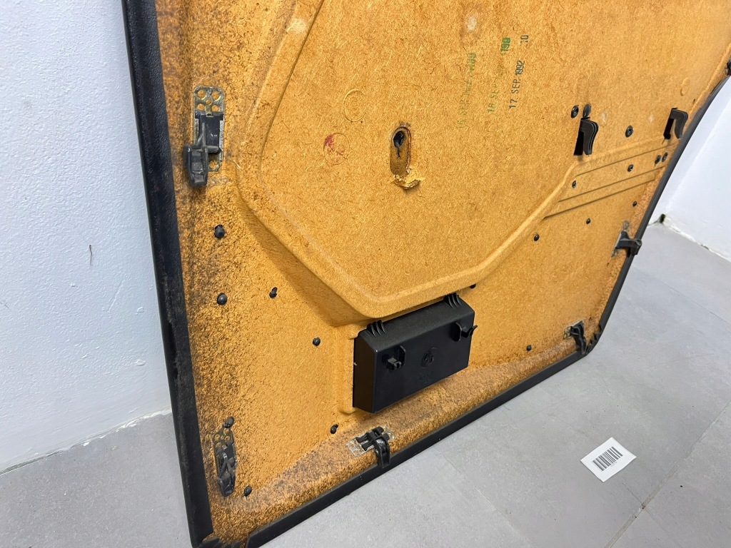 Обшивка двері лівий задній решітка sportline mercedes w124 sedan 1247370970 в Україні