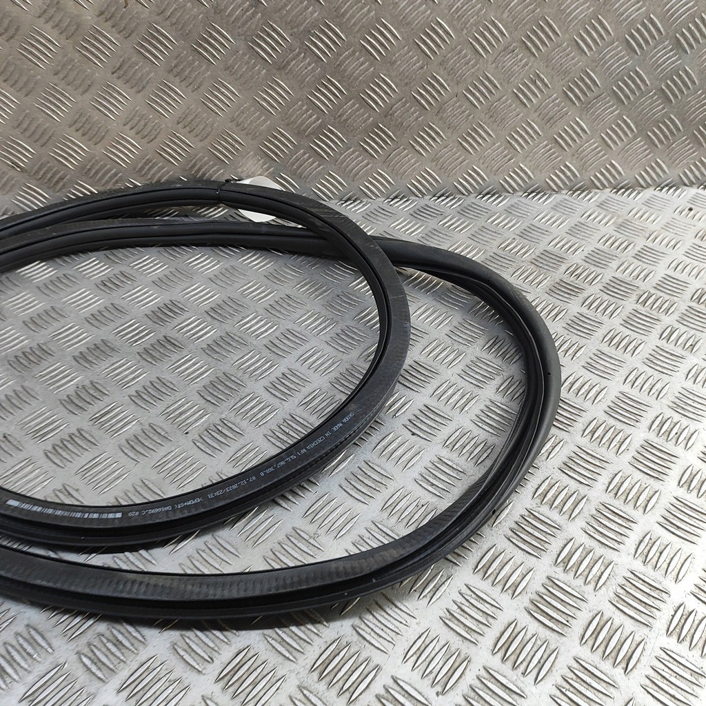 фото №6, Skoda enyaq iv 2024 правая сторона резиновый прокладка дверь задних