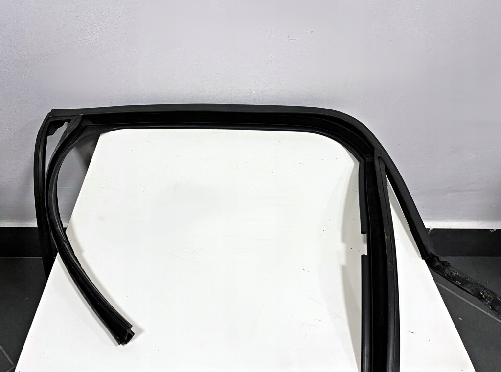 фото №1, Mini f60 прокладка направляющая стекло дверь левый задняя